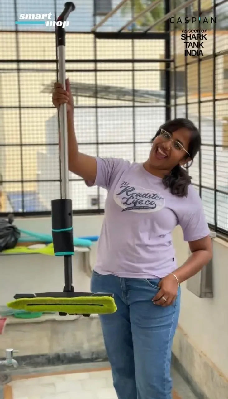 Lifting the SmartMop with one hand: just 1.2 kg